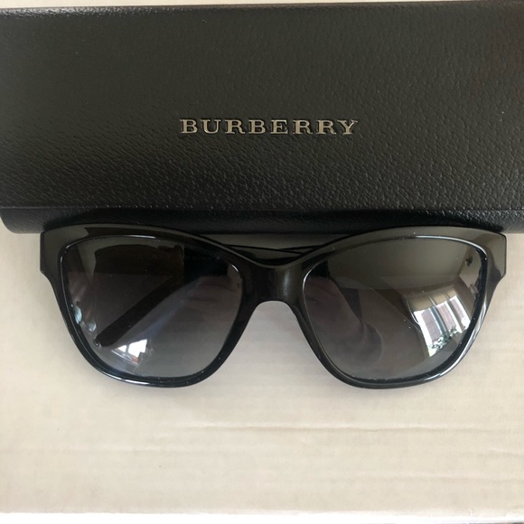 Burberry Accessories - Used Burberry sunglasses